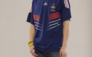 男士足球服日常穿好看吗，男士足球服日常穿好看吗图片